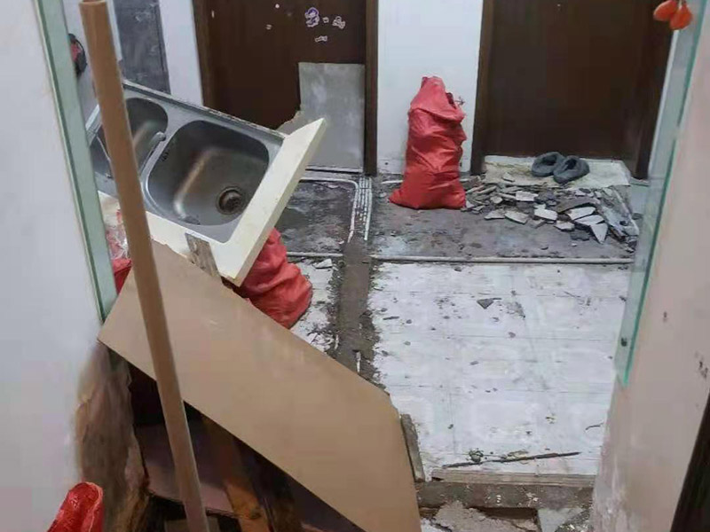 廚房拆除施工：拆除舊廚房是工程中的第一項(xiàng)，將情墻面和地面上原有的瓷磚全部砸掉，不要只砸掉一半或一部分，以免后面在鋪貼時(shí)有縫隙。 拆除吊頂、廚具和燈具，需按照一定的流程拆除。如果想要重新將廚房整頓一下，那么就將廚房的一切原有的都拆除掉。 如果是其他房間改造為廚房的話，也是要先將墻面和地面全部砸掉，以便于后續(xù)安裝管道和布置線路。水路和電路的設(shè)計(jì)都是很隱藏的，一般都會(huì)做成暗管，隱藏在墻面或地面下，既美觀又不影響使用。在地面和墻面全部拆除后，要將不平整或者有縫隙的地方用水泥抹平，以防安裝上瓷磚后發(fā)現(xiàn)不平整而影響整體美觀，并且也能進(jìn)一步做到防水的效果。