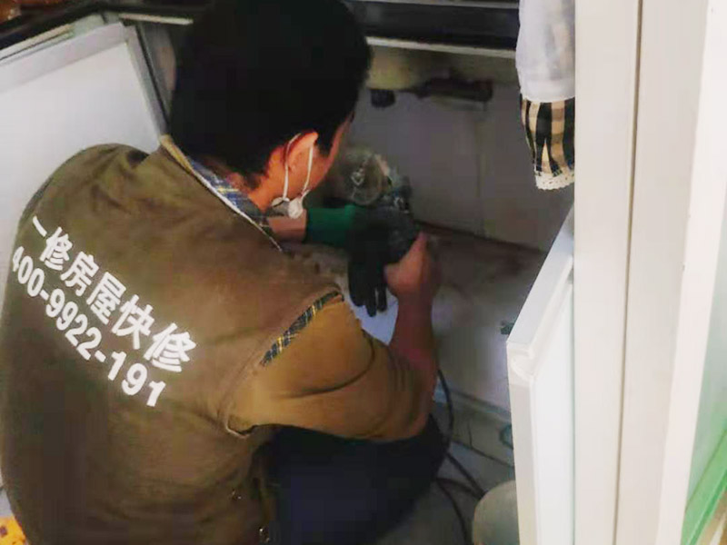 歡迎到久益一修了解新鄉(xiāng)市空調維修安裝加盟商地址、新鄉(xiāng)市空調維修師傅電話號碼；新鄉(xiāng)市久益一修裝修公司提供空調維修安裝上門服務，可以免費咨詢客服關于新鄉(xiāng)市空調維修報價、了解新鄉(xiāng)市空調維修方案有哪些、新鄉(xiāng)市空調維修實體店地址、預約新鄉(xiāng)市空調維修師傅上門等，新鄉(xiāng)市空調維修部技師電話；  久益一修新鄉(xiāng)市公司服務區(qū)域：衛(wèi)濱區(qū)、紅旗區(qū)、牧野區(qū)、鳳泉區(qū)六縣:新鄉(xiāng)縣、獲嘉縣、原陽縣、延津縣、封丘縣、長垣縣等；新鄉(xiāng)市優(yōu)秀的安裝師傅上門服務、不收取任何費用、先服務后付款、技術好的工人都在久益一修維修安裝平臺。  新鄉(xiāng)市久益一修空調維修部地址：久益一修新鄉(xiāng)市加盟商，新鄉(xiāng)市空調維修咨詢電話：4009922191；  新鄉(xiāng)市久益一修裝修公司提供：新鄉(xiāng)市裝修/設計/施工/翻新/改造、新鄉(xiāng)市舊房翻新、新鄉(xiāng)市廚衛(wèi)裝修、新鄉(xiāng)市房屋漏水處理、新鄉(xiāng)市墻面粉刷、新鄉(xiāng)市馬桶衛(wèi)浴維修、新鄉(xiāng)市開關插座維修、新鄉(xiāng)市門窗維修、新鄉(xiāng)市家具維修、新鄉(xiāng)市家電維修、新鄉(xiāng)市打孔安裝等服務；  新鄉(xiāng)市久益一修裝修工程公司：新鄉(xiāng)市空調維修師傅嚴格培訓合格后上崗，新鄉(xiāng)市市區(qū)提供免費上門，空調維修師傅重口碑守承諾，先服務后付款！