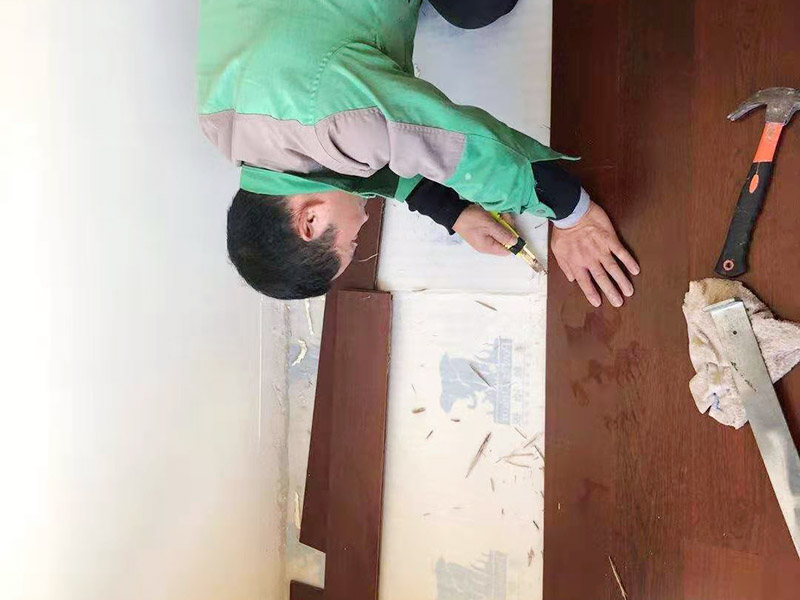 木地板鋪設(shè)施工：地面已經(jīng)清理干凈、平整之后，先要鋪設(shè)一層防潮地墊(不一定非要鋪在木質(zhì)地面的木頭下面)。這一層至少要20-30厘米(大約8英寸)在離墻大約預(yù)留1-3英寸的空隙。現(xiàn)在可以安裝已經(jīng)選好花色的地板了。需要注意的是所鋪設(shè)的防潮地墊只需要鋪設(shè)大致5&mdash;10排的地板。 要確保在地板與墻壁之間留有大約10mm(3/8英寸)的空隙。為了防止地板的第一行的地板滑動(dòng)，必須用間隔的裝置或者楔子固定。第一行余下的板通常用在第二行的開(kāi)頭。要確保第二行板的接口與第一行板的接口錯(cuò)開(kāi)的長(zhǎng)度至少30厘米(1英尺)。