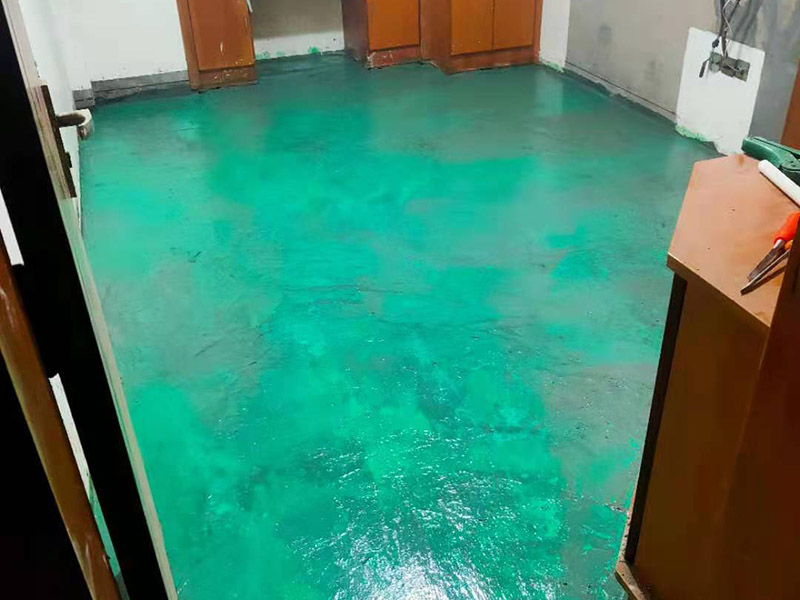地面找平維修：1、如果地面平整度相對(duì)比較高，可以用鋪墊寶找平。比較省事，效果也好。地面平整度差的多了，建議不用鋪墊寶。因?yàn)殇亯|寶可以對(duì)地面有特別突出的，例如石子等，有調(diào)節(jié)作用，對(duì)于局部小范圍不平，沒(méi)法調(diào)節(jié)。弄不好，腳踩著還會(huì)發(fā)軟。 　　2、如果地面平整度差的不多，不用調(diào)節(jié)不同地面材料的高差，可以用水泥自流平來(lái)處理。厚度不高，施工質(zhì)量很好。 　　3、如果地面平整度差的比較多，建議用水泥沙漿找平，一次可以解決平整度和調(diào)整高差兩個(gè)問(wèn)題。 　　4、如果地面的平整度誤差，只在局部范圍，也可以采用更靈活的辦法。在地板安裝前，請(qǐng)安裝工人，用快干粉之類(lèi)的，實(shí)施局部找平，不影響安裝速度和質(zhì)量。