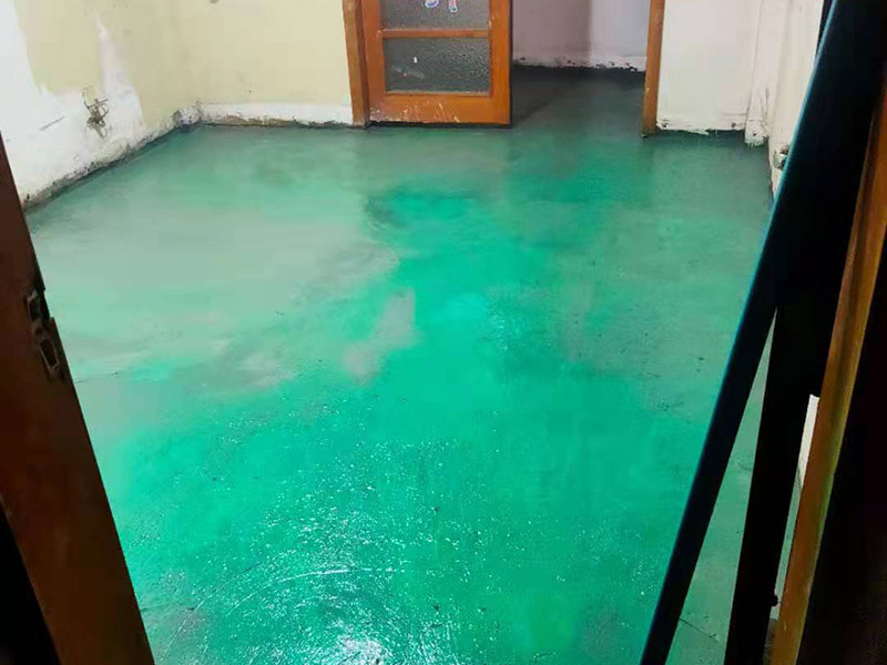 地面找平維修：1、如果地面平整度相對(duì)比較高，可以用鋪墊寶找平。比較省事，效果也好。地面平整度差的多了，建議不用鋪墊寶。因?yàn)殇亯|寶可以對(duì)地面有特別突出的，例如石子等，有調(diào)節(jié)作用，對(duì)于局部小范圍不平，沒(méi)法調(diào)節(jié)。弄不好，腳踩著還會(huì)發(fā)軟。 　　2、如果地面平整度差的不多，不用調(diào)節(jié)不同地面材料的高差，可以用水泥自流平來(lái)處理。厚度不高，施工質(zhì)量很好。 　　3、如果地面平整度差的比較多，建議用水泥沙漿找平，一次可以解決平整度和調(diào)整高差兩個(gè)問(wèn)題。 　　4、如果地面的平整度誤差，只在局部范圍，也可以采用更靈活的辦法。在地板安裝前，請(qǐng)安裝工人，用快干粉之類(lèi)的，實(shí)施局部找平，不影響安裝速度和質(zhì)量。
