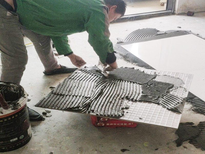 客廳地磚鋪貼:鋪貼前應用水泥砂漿找地面或墻面，并按磚體尺寸劃好線，劃線時需預留3－5mm的灰縫，以防粘結物與磚體膨脹系數(shù)不一致而導致不良后果產(chǎn)生。 瓷磚受熱或者冬天遇冷會存在一定熱脹冷縮，同時粘貼瓷磚的水泥沙土也會隨著溫度和濕度的變化出現(xiàn)一定膨脹收縮，瓷磚間不留縫隙很容易導致瓷磚起拱裂開。瓷磚邊緣存在一定誤差，每塊瓷磚不能保證完全的平整，特別是裝修現(xiàn)場切割瓷磚容易出現(xiàn)誤差，留縫能保持整體整齊劃一。 