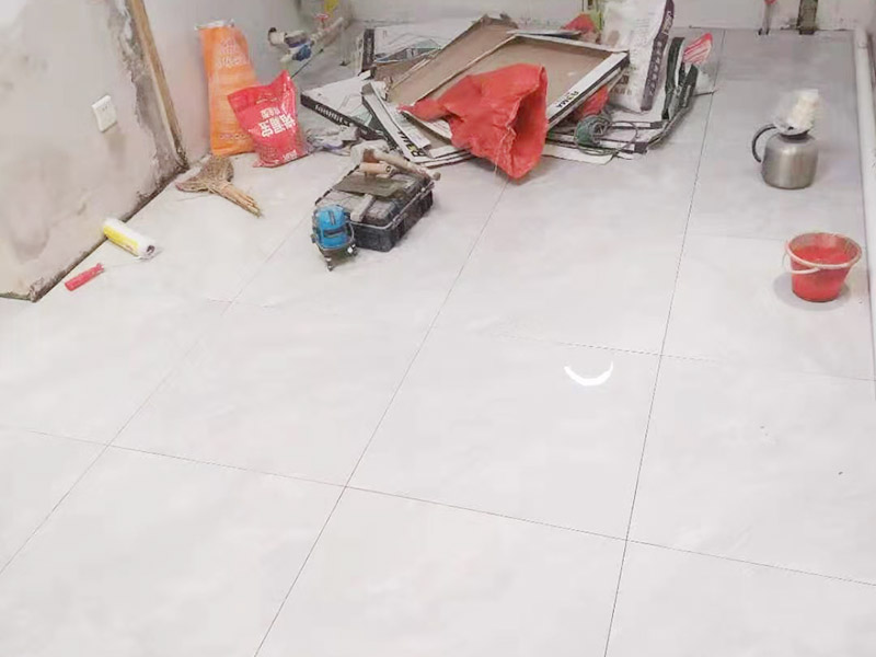 客廳地磚鋪貼:鋪貼前應用水泥砂漿找地面或墻面，并按磚體尺寸劃好線，劃線時需預留3－5mm的灰縫，以防粘結物與磚體膨脹系數(shù)不一致而導致不良后果產(chǎn)生。 瓷磚受熱或者冬天遇冷會存在一定熱脹冷縮，同時粘貼瓷磚的水泥沙土也會隨著溫度和濕度的變化出現(xiàn)一定膨脹收縮，瓷磚間不留縫隙很容易導致瓷磚起拱裂開。瓷磚邊緣存在一定誤差，每塊瓷磚不能保證完全的平整，特別是裝修現(xiàn)場切割瓷磚容易出現(xiàn)誤差，留縫能保持整體整齊劃一。 