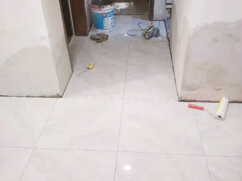 客廳地磚鋪貼:鋪貼前應用水泥砂漿找地面或墻面，并按磚體尺寸劃好線，劃線時需預留3－5mm的灰縫，以防粘結物與磚體膨脹系數(shù)不一致而導致不良后果產(chǎn)生。 瓷磚受熱或者冬天遇冷會存在一定熱脹冷縮，同時粘貼瓷磚的水泥沙土也會隨著溫度和濕度的變化出現(xiàn)一定膨脹收縮，瓷磚間不留縫隙很容易導致瓷磚起拱裂開。瓷磚邊緣存在一定誤差，每塊瓷磚不能保證完全的平整，特別是裝修現(xiàn)場切割瓷磚容易出現(xiàn)誤差，留縫能保持整體整齊劃一。 