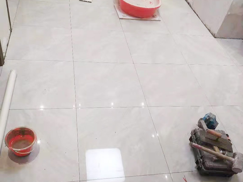 客廳地磚鋪貼:鋪貼前應用水泥砂漿找地面或墻面，并按磚體尺寸劃好線，劃線時需預留3－5mm的灰縫，以防粘結物與磚體膨脹系數(shù)不一致而導致不良后果產(chǎn)生。 瓷磚受熱或者冬天遇冷會存在一定熱脹冷縮，同時粘貼瓷磚的水泥沙土也會隨著溫度和濕度的變化出現(xiàn)一定膨脹收縮，瓷磚間不留縫隙很容易導致瓷磚起拱裂開。瓷磚邊緣存在一定誤差，每塊瓷磚不能保證完全的平整，特別是裝修現(xiàn)場切割瓷磚容易出現(xiàn)誤差，留縫能保持整體整齊劃一。 