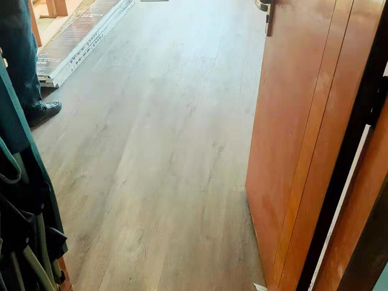 毛坯房地板鋪貼：先對地面進行找平，水平的誤差不能超過2毫米。地面要是不平，腳感就不好。再就是將邊、角部位等突起或有不平的地方進行局部修整。再鋪防潮層，防潮層可以防止以后地板受潮。鋪平，接縫處要并攏。然后就是安裝地板了，因為地板是要錯落安裝的，先預鋪一下，將部分地板一分為二，要按尺寸來鋸，萬一鋸多了，地板損耗就大了。因為地板有一定的膨脹率，因此鋪裝前要在其與墻面接觸的部位預留膨脹縫，以免地板起鼓。膨脹縫的大小一般和地板的膨脹系數有關系。