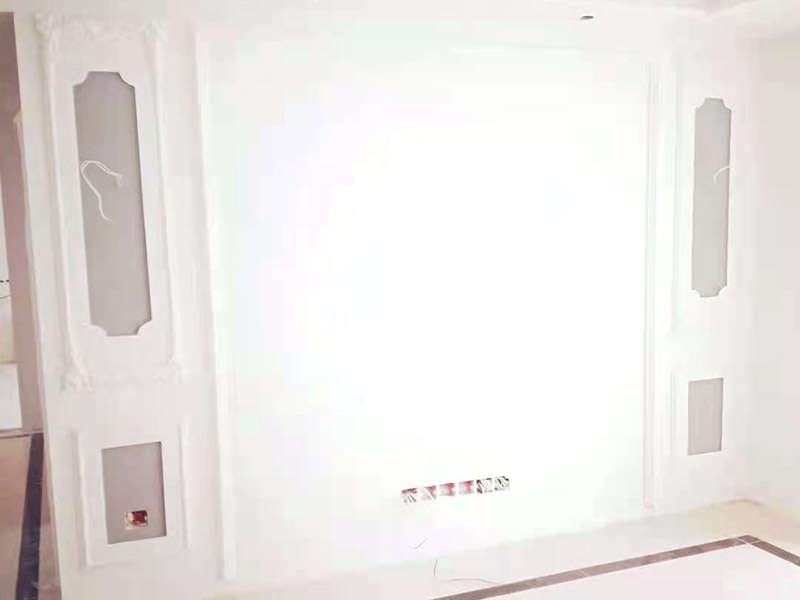 墻面乳膠漆刷新:首先應(yīng)將墻面上的雜質(zhì)清理干凈，確定墻面無雜質(zhì)后開始刮膩?zhàn)?，并用砂紙將墻面打磨平整，接著開始涂刷底漆，涂刷時需確保墻面每個角落都涂到，上完底漆后，將墻面的坑眼打磨平整，最后涂刷面漆，涂刷后的十天內(nèi)，不得接觸或擦洗墻面。