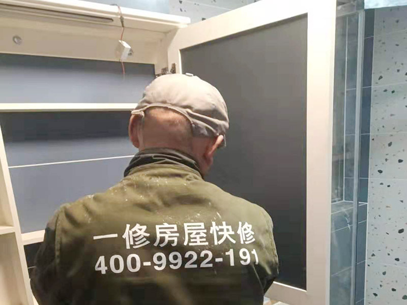 衛(wèi)生間局部安裝：浴室柜鏡子在安裝之前，要測量好鏡子的尺度，鏡子的尺度應(yīng)該用卷尺量出，然后再在適合的位置，將墻面打孔，然后裝入墻塞，然后將螺絲擰入墻內(nèi)一定深度，然后再確定鏡子的穩(wěn)定性。根據(jù)鏡子背面墻上的兩個(gè)孔，對準(zhǔn)套入墻內(nèi)的螺絲釘，固定好之后再用手緊緊的將它擰好，然后再用手試一下，看看鏡子會不會有松動(dòng)問題，如果鏡子沒有東倒西歪的問題，那么鏡子就算是已經(jīng)安裝了，最后，鏡子安裝好之后，要注重鏡面的清潔，一定要用濕毛巾先把鏡子好好擦一下，然后再用干毛巾再擦拭一遍，保證好鏡子的清潔和干凈，就可以進(jìn)行使用了。