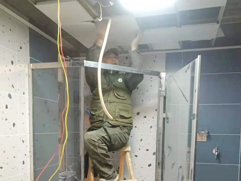 衛(wèi)生間局部安裝：浴室柜鏡子在安裝之前，要測量好鏡子的尺度，鏡子的尺度應(yīng)該用卷尺量出，然后再在適合的位置，將墻面打孔，然后裝入墻塞，然后將螺絲擰入墻內(nèi)一定深度，然后再確定鏡子的穩(wěn)定性。根據(jù)鏡子背面墻上的兩個(gè)孔，對準(zhǔn)套入墻內(nèi)的螺絲釘，固定好之后再用手緊緊的將它擰好，然后再用手試一下，看看鏡子會不會有松動(dòng)問題，如果鏡子沒有東倒西歪的問題，那么鏡子就算是已經(jīng)安裝了，最后，鏡子安裝好之后，要注重鏡面的清潔，一定要用濕毛巾先把鏡子好好擦一下，然后再用干毛巾再擦拭一遍，保證好鏡子的清潔和干凈，就可以進(jìn)行使用了。
