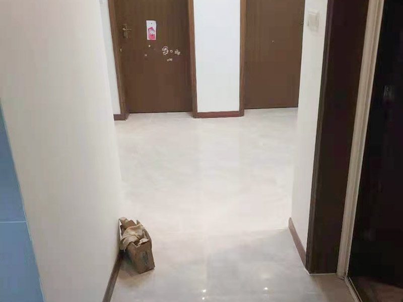 客廳裝修翻新：首先要做的就是進行主體的改拆。需要按照圖紙，進行非承重墻的合理改拆，拆暖氣或者換窗戶等等，因為墻體暖氣等改拆以后，原本的水電格局會被破壞，所以，為了迎合新的房屋格局，水電路也要重新布置。木工，這是對于裝修客廳中需要木工門套或者壁櫥等的制作。在一般的裝修中，木工與油漆工，泥工可以同時作業(yè)，這樣比較節(jié)省時間。