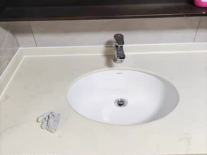 水槽臺盆安裝：在放置水槽之前，我們需要將水槽的一些功能配件都安裝完畢后，將水槽臺下盆安放在原先設(shè)計好的位置，將水槽安裝完畢之后，便可以進行接下來的安裝程序。安裝水槽是水槽臺下盆安裝非常重要的一個步驟，水槽安裝的好壞，將會在一定程度上影響水槽日后的使用效果。需要將前面安裝完畢的水龍頭上的進水管一端連接到進水開關(guān)位置，安進水管時除了要注意它銜接是否牢固，還需要注意不要將冷熱水管的位置給混淆不清。接下來就是安裝溢水孔的下水管，安裝時需要它銜接處是否密封。最后，只需將過濾籃和整體的排水管安裝完畢即可。