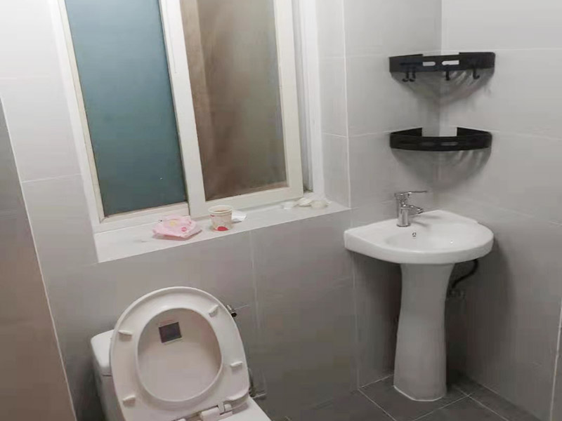 衛(wèi)生間整體裝修：水電改造關系到日后生活中的使用效果，非常重要。首先是所有與水電有關的設備具體位置、尺寸及安裝方式。在確定方案時，不僅只考慮當前的使用需求，還需考慮到未來有可能出現(xiàn)的變化，做好預留打算。待水電改造好后，再做防水處理，衛(wèi)生間廁常用水，非常潮濕，防水措施一定要做好。衛(wèi)生間的防水處理不只是做地面的防水，還有墻面防水，且衛(wèi)生間內的開關插座都必須帶防水蓋。 衛(wèi)生間使用的瓷磚不僅要有裝飾性，還要有防水功能，帶有防水性的瓷磚可以對衛(wèi)生間墻體及地面起到很好的保護作用。而廁所地面使用的瓷磚，不僅要防水還要防滑，大家可以選表面帶凹凸紋路的瓷磚。