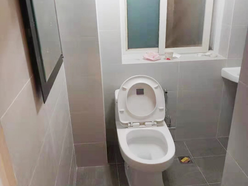 衛(wèi)生間整體裝修：水電改造關系到日后生活中的使用效果，非常重要。首先是所有與水電有關的設備具體位置、尺寸及安裝方式。在確定方案時，不僅只考慮當前的使用需求，還需考慮到未來有可能出現(xiàn)的變化，做好預留打算。待水電改造好后，再做防水處理，衛(wèi)生間廁常用水，非常潮濕，防水措施一定要做好。衛(wèi)生間的防水處理不只是做地面的防水，還有墻面防水，且衛(wèi)生間內的開關插座都必須帶防水蓋。 衛(wèi)生間使用的瓷磚不僅要有裝飾性，還要有防水功能，帶有防水性的瓷磚可以對衛(wèi)生間墻體及地面起到很好的保護作用。而廁所地面使用的瓷磚，不僅要防水還要防滑，大家可以選表面帶凹凸紋路的瓷磚。