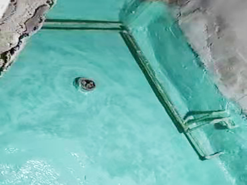 廁所地面刷防水：作防水前，一定要把需要作防水的墻面和地面打掃干凈，否則，再好的防水劑也起不到防水的作用。一般的墻面防水劑要刷到30厘米的高度。地面要全部刷到，而且必須等第一遍干了后，才能刷第二遍。防水重點(diǎn)位置：墻角位置，要多刷1－2遍。下水管周?chē)嗨?－2遍。防水做完了，不要以為就沒(méi)有事了，還要“開(kāi)閘放水”，試水。試水一試就是24個(gè)小時(shí)，看周?chē)鷫γ嬗袥](méi)有滲水現(xiàn)象