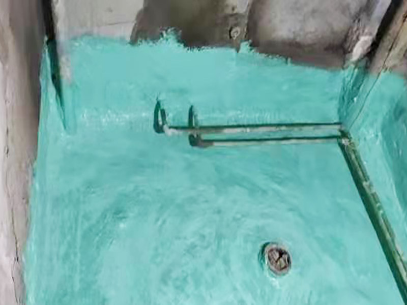 廁所地面刷防水：作防水前，一定要把需要作防水的墻面和地面打掃干凈，否則，再好的防水劑也起不到防水的作用。一般的墻面防水劑要刷到30厘米的高度。地面要全部刷到，而且必須等第一遍干了后，才能刷第二遍。防水重點(diǎn)位置：墻角位置，要多刷1－2遍。下水管周?chē)?，要多?－2遍。防水做完了，不要以為就沒(méi)有事了，還要“開(kāi)閘放水”，試水。試水一試就是24個(gè)小時(shí)，看周?chē)鷫γ嬗袥](méi)有滲水現(xiàn)象