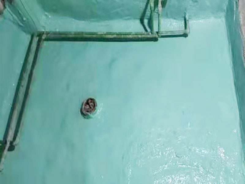 廁所地面刷防水：作防水前，一定要把需要作防水的墻面和地面打掃干凈，否則，再好的防水劑也起不到防水的作用。一般的墻面防水劑要刷到30厘米的高度。地面要全部刷到，而且必須等第一遍干了后，才能刷第二遍。防水重點(diǎn)位置：墻角位置，要多刷1－2遍。下水管周?chē)嗨?－2遍。防水做完了，不要以為就沒(méi)有事了，還要“開(kāi)閘放水”，試水。試水一試就是24個(gè)小時(shí)，看周?chē)鷫γ嬗袥](méi)有滲水現(xiàn)象