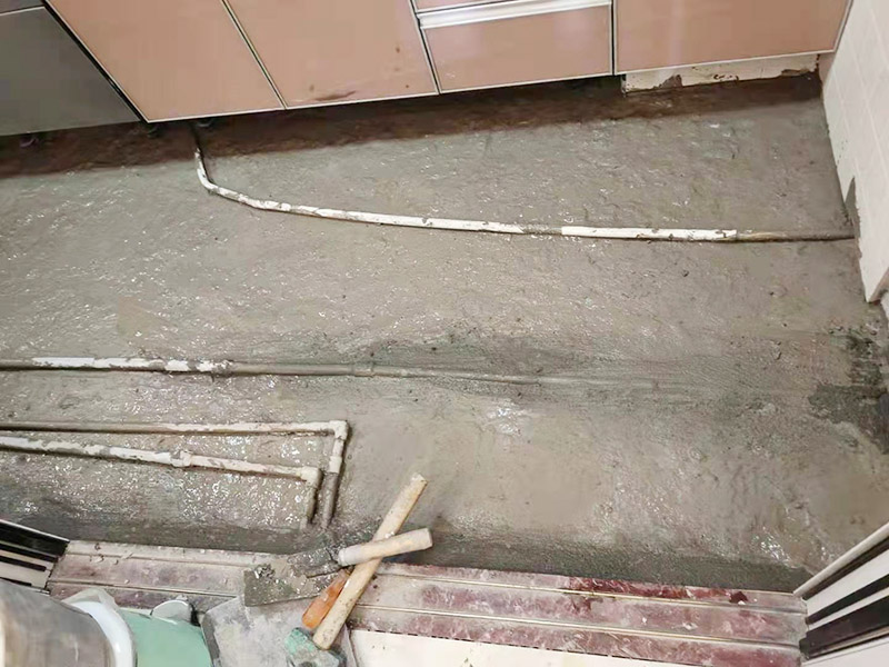 廚房地面埋管找平：一般房屋的地面上有比較凸出的地方，可以采用旋轉(zhuǎn)平磨的方式將高的地方打磨下去前提是下邊沒有管道。如果高的地方不打磨，那么找平出來的地面就會(huì)出現(xiàn)由齒刮刮出來的地面在高的地方同樣留下了同樣多的水泥，最后找出來的地面好是高的地方依然高，低的地方依然低。同時(shí)打磨還能節(jié)約不少的用料，這是地面找平中一個(gè)很重要的步驟。