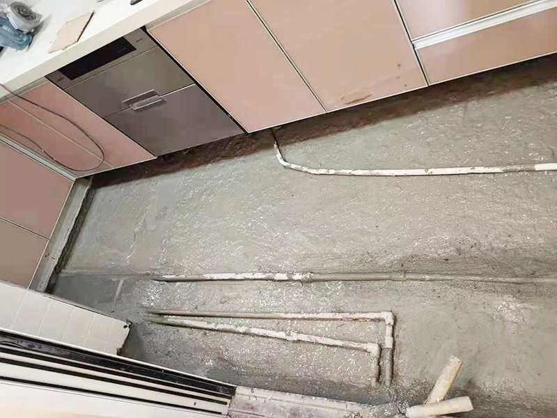 廚房地面埋管找平：一般房屋的地面上有比較凸出的地方，可以采用旋轉(zhuǎn)平磨的方式將高的地方打磨下去前提是下邊沒有管道。如果高的地方不打磨，那么找平出來的地面就會(huì)出現(xiàn)由齒刮刮出來的地面在高的地方同樣留下了同樣多的水泥，最后找出來的地面好是高的地方依然高，低的地方依然低。同時(shí)打磨還能節(jié)約不少的用料，這是地面找平中一個(gè)很重要的步驟。