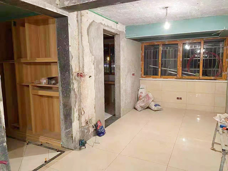 用了二十幾年的木桌子要翻新，用哪種家具維修噴漆方法可以搞定