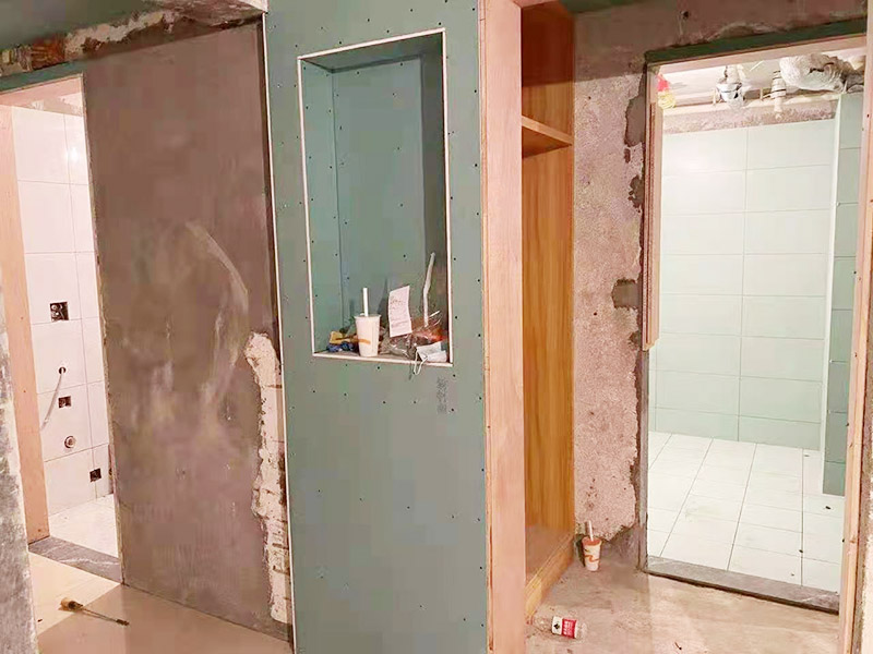 客廳整體裝修翻新：在舊房翻新中最先實施的是主題拆除，其中主要包括墻面、地面、門窗、水路、電路等各方面的拆除。在拆除過程中，廚衛(wèi)的墻磚鏟除中防水層是極易被損壞的，所以裝修在墻面抹灰完成后一定要重新做防水。拆改會產(chǎn)生許多的垃圾，要及時清理，同時老房翻新過程中時刻保持室內(nèi)的清潔，這對于施工也是非常方便的。 第二步就是結(jié)構(gòu)的改造啦。舊房翻新業(yè)主們在做結(jié)構(gòu)優(yōu)化時，廚房、衛(wèi)生間在包立管時一定要留有檢查口以便維修，舊房的承重墻一定不能拆除否則造成安全隱患。 接下來就是隱蔽工程的實施了。其中包括檢查吊頂內(nèi)的供水、空調(diào)