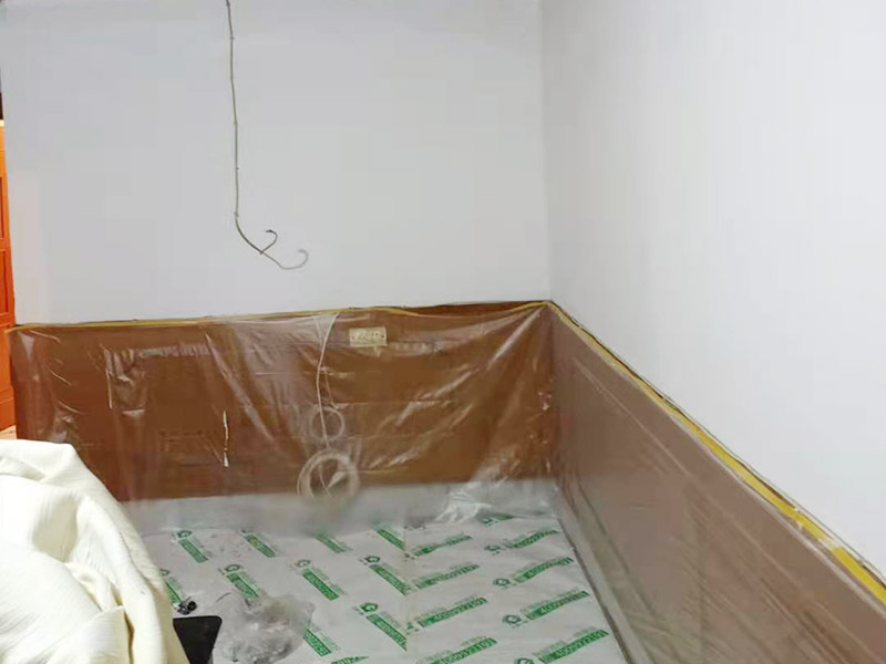 墻面刷新保護：舊墻的基礎處理主要是指根除墻面的原有裝飾，一般包含墻面原有墻面漆和膩子層的根除、原有木裝飾、原有其它外表裝飾物如墻紙等的鏟除等。濕潤原有墻面，墻面鏟除的會比較徹底。墻面的基礎處理要根據(jù)墻面的具體情況，具體施工（局部鏟除修補、鏟除至石膏層膩子、鏟除至原墻水泥層），以便靈活掌握預算和工期。