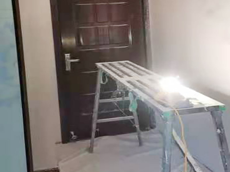 墻面刷新保護：舊墻的基礎處理主要是指根除墻面的原有裝飾，一般包含墻面原有墻面漆和膩子層的根除、原有木裝飾、原有其它外表裝飾物如墻紙等的鏟除等。濕潤原有墻面，墻面鏟除的會比較徹底。墻面的基礎處理要根據(jù)墻面的具體情況，具體施工（局部鏟除修補、鏟除至石膏層膩子、鏟除至原墻水泥層），以便靈活掌握預算和工期。