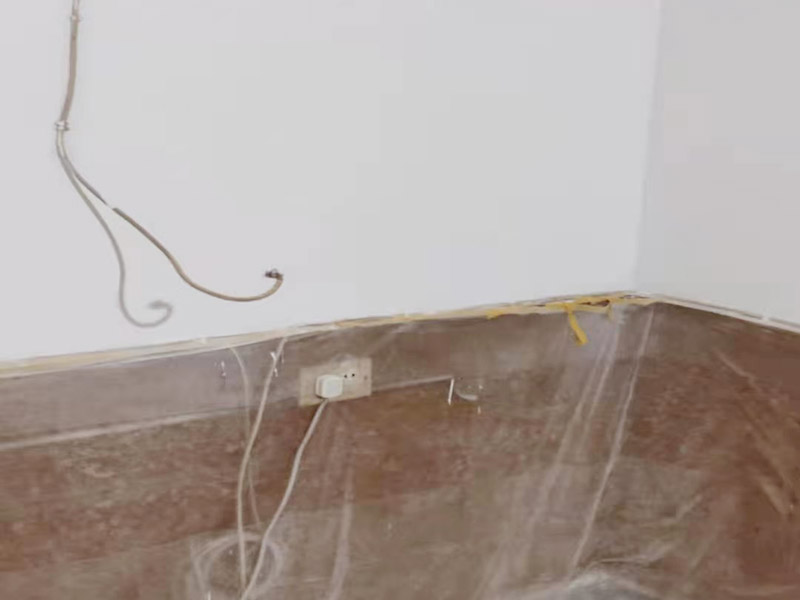 墻面刷新保護：舊墻的基礎處理主要是指根除墻面的原有裝飾，一般包含墻面原有墻面漆和膩子層的根除、原有木裝飾、原有其它外表裝飾物如墻紙等的鏟除等。濕潤原有墻面，墻面鏟除的會比較徹底。墻面的基礎處理要根據(jù)墻面的具體情況，具體施工（局部鏟除修補、鏟除至石膏層膩子、鏟除至原墻水泥層），以便靈活掌握預算和工期。