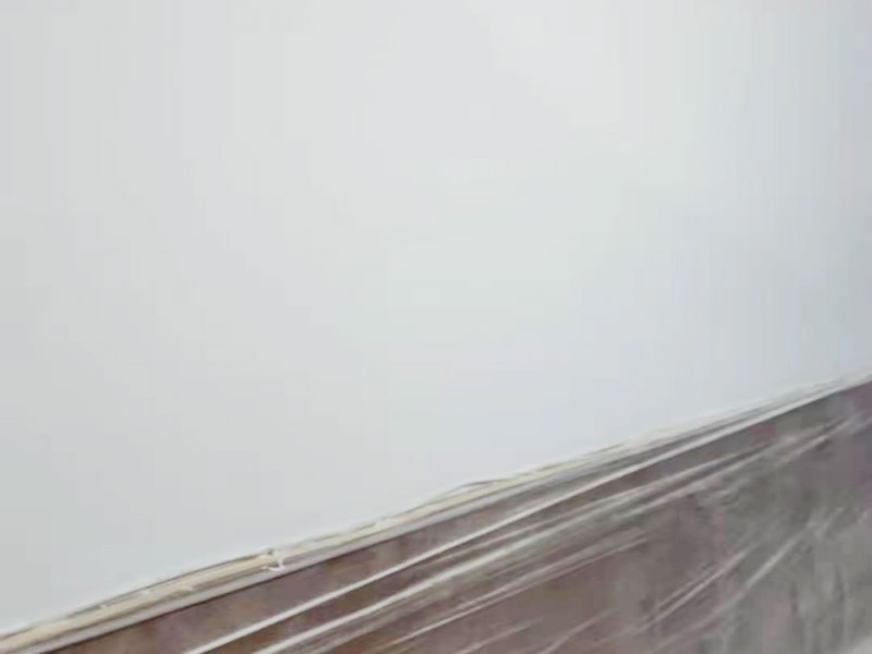 墻面刷新保護：舊墻的基礎處理主要是指根除墻面的原有裝飾，一般包含墻面原有墻面漆和膩子層的根除、原有木裝飾、原有其它外表裝飾物如墻紙等的鏟除等。濕潤原有墻面，墻面鏟除的會比較徹底。墻面的基礎處理要根據(jù)墻面的具體情況，具體施工（局部鏟除修補、鏟除至石膏層膩子、鏟除至原墻水泥層），以便靈活掌握預算和工期。