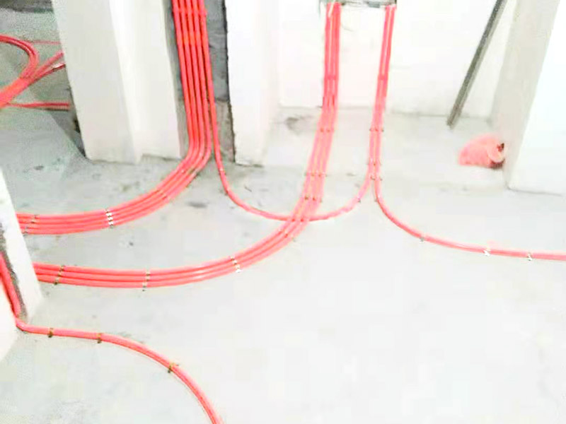 全屋電路布線：首先根據(jù)實際情況定位，定位完成后，電工根據(jù)定位和電路走向，開布線槽，線路槽很有講究，要橫平豎直，不過，規(guī)范的做法，不允許開橫槽，因為會影響墻的承受力。布線一般采用線管暗埋的方式。線管有冷彎管和PVC管兩種，冷彎管可以彎曲而不斷裂，是布線的最好選擇，因為它的轉(zhuǎn)角是有弧度的，線可以隨時更換，而不用開墻。冷彎管要用彎管工具，弧度應(yīng)該是線管直徑的10倍，這樣穿線或拆線，才能順利。