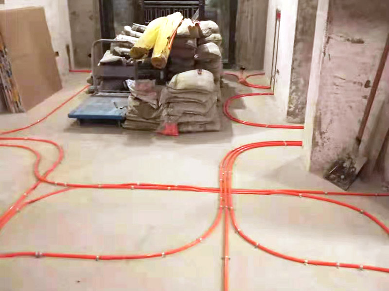 全屋電路布線：首先根據(jù)實際情況定位，定位完成后，電工根據(jù)定位和電路走向，開布線槽，線路槽很有講究，要橫平豎直，不過，規(guī)范的做法，不允許開橫槽，因為會影響墻的承受力。布線一般采用線管暗埋的方式。線管有冷彎管和PVC管兩種，冷彎管可以彎曲而不斷裂，是布線的最好選擇，因為它的轉(zhuǎn)角是有弧度的，線可以隨時更換，而不用開墻。冷彎管要用彎管工具，弧度應(yīng)該是線管直徑的10倍，這樣穿線或拆線，才能順利。