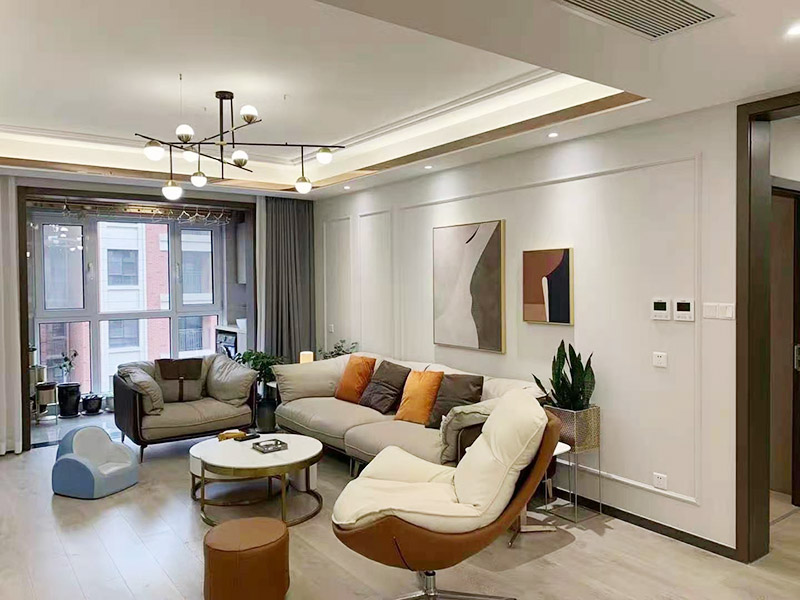 潔具最好先買好，拿著潔具的上下水圖給水電工，把位置搞對(duì)，不然到時(shí)候，管子不夠長又要重新買接　頭。熱水器等不經(jīng)常拔插頭的插座最好用帶開關(guān)的。