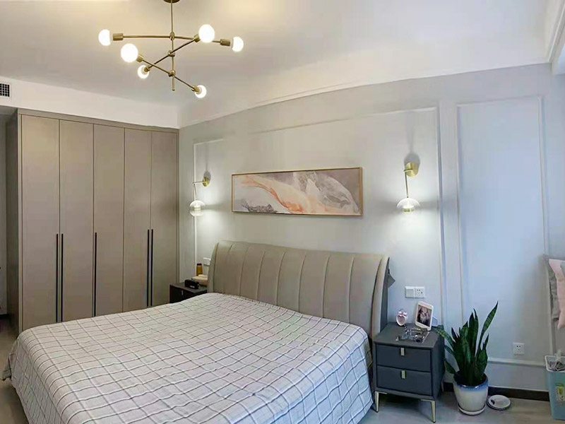 潔具最好先買好，拿著潔具的上下水圖給水電工，把位置搞對(duì)，不然到時(shí)候，管子不夠長又要重新買接　頭。熱水器等不經(jīng)常拔插頭的插座最好用帶開關(guān)的。