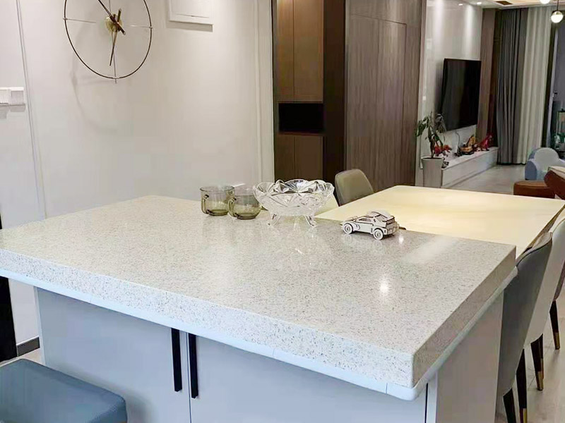 潔具最好先買好，拿著潔具的上下水圖給水電工，把位置搞對(duì)，不然到時(shí)候，管子不夠長又要重新買接　頭。熱水器等不經(jīng)常拔插頭的插座最好用帶開關(guān)的。