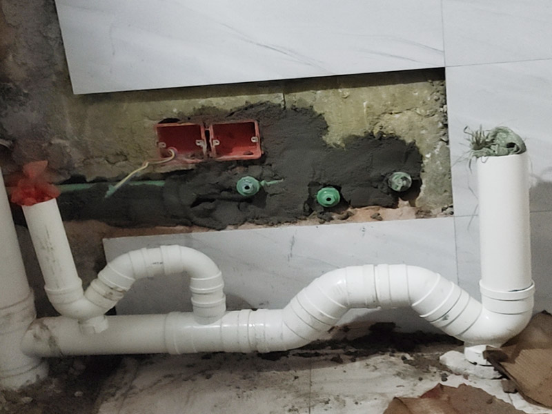 衛(wèi)生間水電改造：電路工程時，必須先安裝管道，然后再通過布線，以便在日后更換時布線不動。 通過管子不能用軟管防止死角。 沿方向在墻或地面上創(chuàng)建凹槽。 側溝會損害建筑物整體的負荷，抗震性能降低，墻面容易破碎，因此溝槽的開口部分不允許超過30cm。 測試水路壓力，檢查合格后留出回路的施工圖。 圖形必須與實際匹配。 圖紙還應當標明布線規(guī)格和開關，插座的位置。