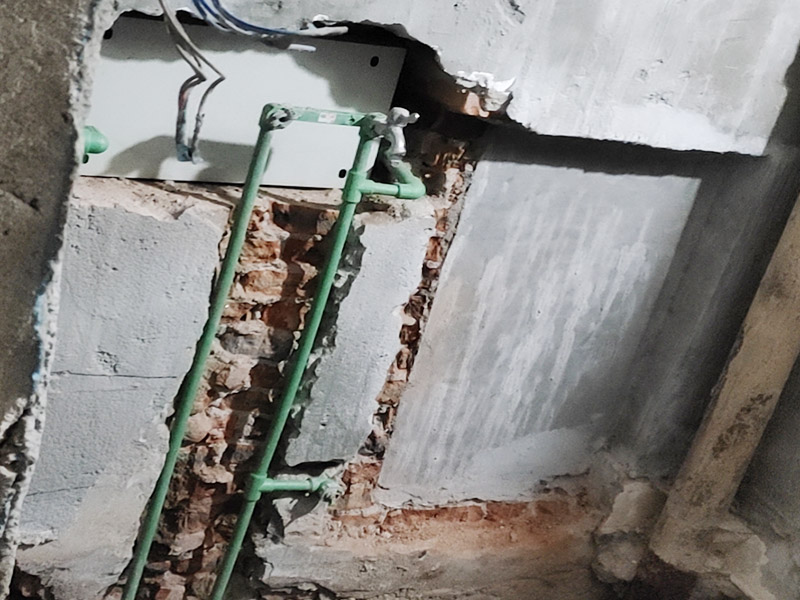 衛(wèi)生間水電改造：電路工程時，必須先安裝管道，然后再通過布線，以便在日后更換時布線不動。 通過管子不能用軟管防止死角。 沿方向在墻或地面上創(chuàng)建凹槽。 側溝會損害建筑物整體的負荷，抗震性能降低，墻面容易破碎，因此溝槽的開口部分不允許超過30cm。 測試水路壓力，檢查合格后留出回路的施工圖。 圖形必須與實際匹配。 圖紙還應當標明布線規(guī)格和開關，插座的位置。