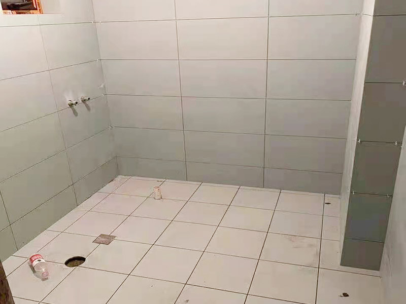 衛(wèi)生間貼磚施工：衛(wèi)生間貼磚要先將所需材料準(zhǔn)備好，一般用在這個(gè)空間的話可以選擇小瓷磚，例如小方塊類(lèi)型的瓷磚就不錯(cuò)，貼起來(lái)也比較方便。然后將水泥與建筑膠混合拌勻，用鏟刀將其鏟到地面刮平再將瓷磚鋪上刀壓實(shí)，這樣按照這樣的方式自上而下或自左而右來(lái)進(jìn)行貼磚即可。