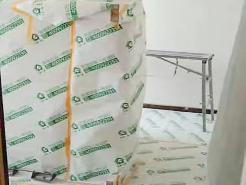 地面家具成品保護(hù)：滿鋪成品瓦楞紙板，再用干凈彩條布滿鋪在普通石膏板上，在彩條布交接處及轉(zhuǎn)角處用膠帶固定，也可選用木芯板或三夾板。材料選用視上人、車情況而定。門套的保護(hù)方式：用原門框保護(hù)膜，或者多層板或密度板，報(bào)紙，美紋紙保護(hù)等