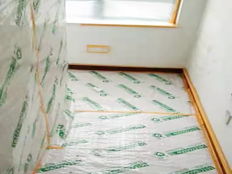 地面家具成品保護(hù)：滿鋪成品瓦楞紙板，再用干凈彩條布滿鋪在普通石膏板上，在彩條布交接處及轉(zhuǎn)角處用膠帶固定，也可選用木芯板或三夾板。材料選用視上人、車情況而定。門套的保護(hù)方式：用原門框保護(hù)膜，或者多層板或密度板，報(bào)紙，美紋紙保護(hù)等