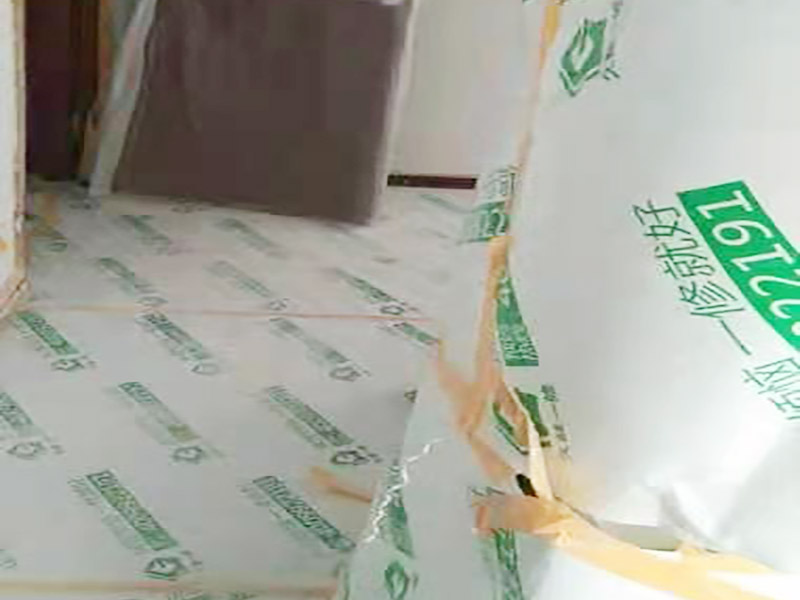 地面家具成品保護(hù)：滿鋪成品瓦楞紙板，再用干凈彩條布滿鋪在普通石膏板上，在彩條布交接處及轉(zhuǎn)角處用膠帶固定，也可選用木芯板或三夾板。材料選用視上人、車情況而定。門套的保護(hù)方式：用原門框保護(hù)膜，或者多層板或密度板，報(bào)紙，美紋紙保護(hù)等