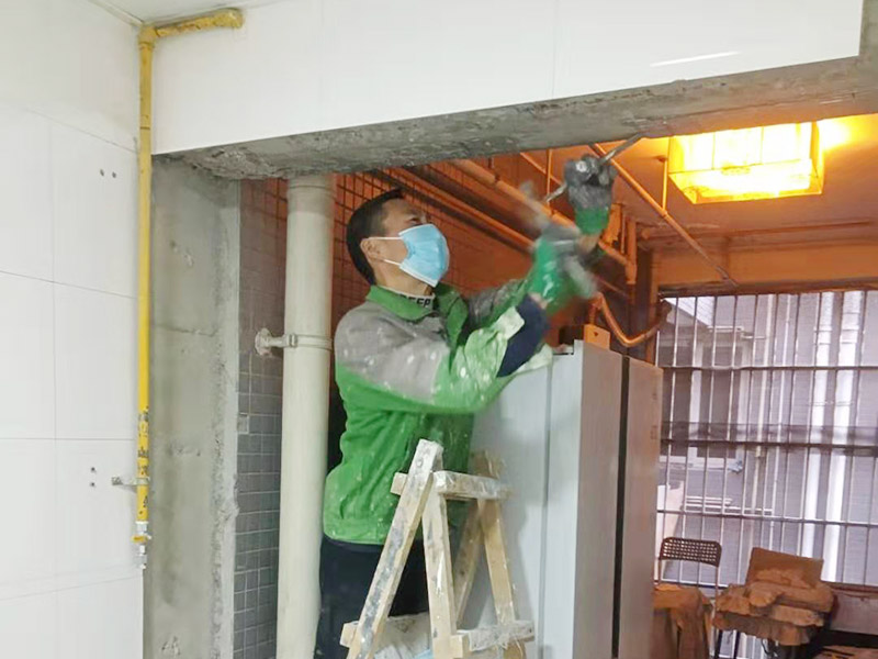 橫梁瓷磚拆除維修：先把地面上的東西全搬出去，然后戴上手套和防護(hù)眼鏡，用錘子把一塊瓷磚敲碎，再用扁的鑿子往里撬，一片一片慢慢鑿，這種方法費(fèi)力費(fèi)時(shí)。用小型的電鎬或瓷磚鏟除機(jī)就能輕輕松松完成任務(wù)。此方法省時(shí)省力。戴上手套和防護(hù)眼鏡，用小型的電鎬先從墻低的第一塊磚的邊緣開始鏟除，序次鏟除完整個(gè)墻面的瓷磚。