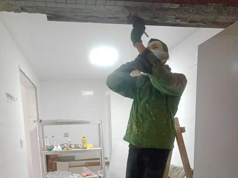 橫梁瓷磚拆除維修：先把地面上的東西全搬出去，然后戴上手套和防護(hù)眼鏡，用錘子把一塊瓷磚敲碎，再用扁的鑿子往里撬，一片一片慢慢鑿，這種方法費(fèi)力費(fèi)時(shí)。用小型的電鎬或瓷磚鏟除機(jī)就能輕輕松松完成任務(wù)。此方法省時(shí)省力。戴上手套和防護(hù)眼鏡，用小型的電鎬先從墻低的第一塊磚的邊緣開始鏟除，序次鏟除完整個(gè)墻面的瓷磚。