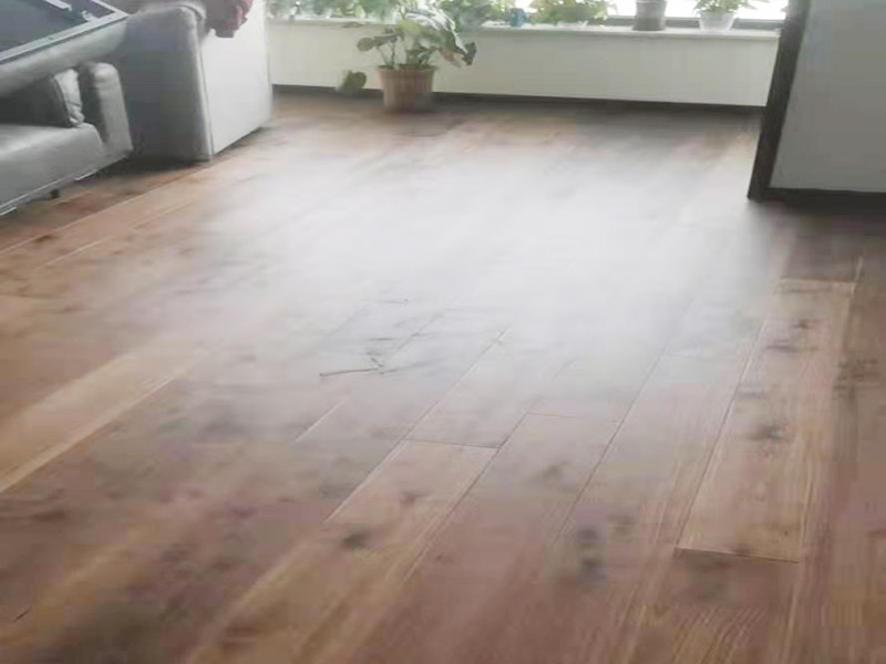 木地板調(diào)縫維修：如果木地板縫隙大的話，可以在du縫隙內(nèi)填入玻璃膠。但是如果縫隙在不超過5mm情況下的話，最好就用膠木粉，將膠木粉攪拌之后，填入裂縫，經(jīng)過一晚就可踩踏。 水性透明的膩子不僅環(huán)保，還不用擔心色差的問題。我們可以利用水性透明的膩子加木屑進行填充;還可以用薄一點的木條填進去，再用水性膩子加木屑加以修補，這樣就不會影響室內(nèi)的美觀性。