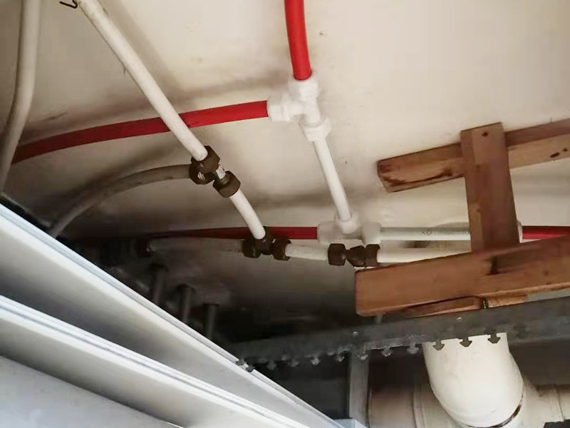 水管轉換頭更換:1、水管安裝后一定要進行增壓測試：增壓測試一般是在1.5倍水壓的情況下進行,在測試中應沒有漏水現(xiàn)象。 2、在沒有加壓條件下的簡單測試方法，但不完全可行。 關閉水管總閥。(即水表前面的水管開關) 打開房間里面的水龍頭20分鐘，確保沒水再滴后關閉所有的水龍頭。 關閉馬桶水箱和洗衣機等具有蓄水功能的設備進水開關。 打開水管總閥。 打開總閥后20分鐘查看水表是否走動，包括緩慢的走動。如果有走動，即為漏水了。如果沒有走動，可能沒事。(如果水表有問題或水管微滲，有可能難以確定。)所以建議施工完一定要進行水壓測試實驗，一般打壓8公斤，時間20-30分鐘。