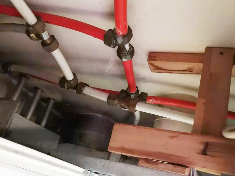 水管轉換頭更換:1、水管安裝后一定要進行增壓測試：增壓測試一般是在1.5倍水壓的情況下進行,在測試中應沒有漏水現(xiàn)象。 2、在沒有加壓條件下的簡單測試方法，但不完全可行。 關閉水管總閥。(即水表前面的水管開關) 打開房間里面的水龍頭20分鐘，確保沒水再滴后關閉所有的水龍頭。 關閉馬桶水箱和洗衣機等具有蓄水功能的設備進水開關。 打開水管總閥。 打開總閥后20分鐘查看水表是否走動，包括緩慢的走動。如果有走動，即為漏水了。如果沒有走動，可能沒事。(如果水表有問題或水管微滲，有可能難以確定。)所以建議施工完一定要進行水壓測試實驗，一般打壓8公斤，時間20-30分鐘。