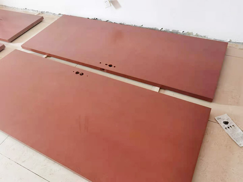 木門(mén)噴漆維修：白胚處理，先用水性膩?zhàn)佣箩斞郏芽p，塌陷，暗坑等缺陷，一般采用木色水灰，也有自己調(diào)配使用的，原則是顏色必須跟木質(zhì)本色相同；用開(kāi)刀或刮板將油膩?zhàn)庸稳脶斂住⒔涌p等處，刮抹時(shí)要橫抹豎收，刮光、收凈，干透后用砂紙順著木紋輕輕磨光，用潮布或棉絲擦凈。180木砂紙將實(shí)木門(mén)板打磨光、平整。一般上清漆的時(shí)候要注意：刷兩道三遍，第一遍刷薄一點(diǎn)，油漆稍微稀一點(diǎn)，時(shí)間是12小時(shí)以上干透，用稍細(xì)一點(diǎn)的砂紙打磨光滑再刷第二遍，第三遍最后徹底干透后再用拋光砂紙打磨光滑