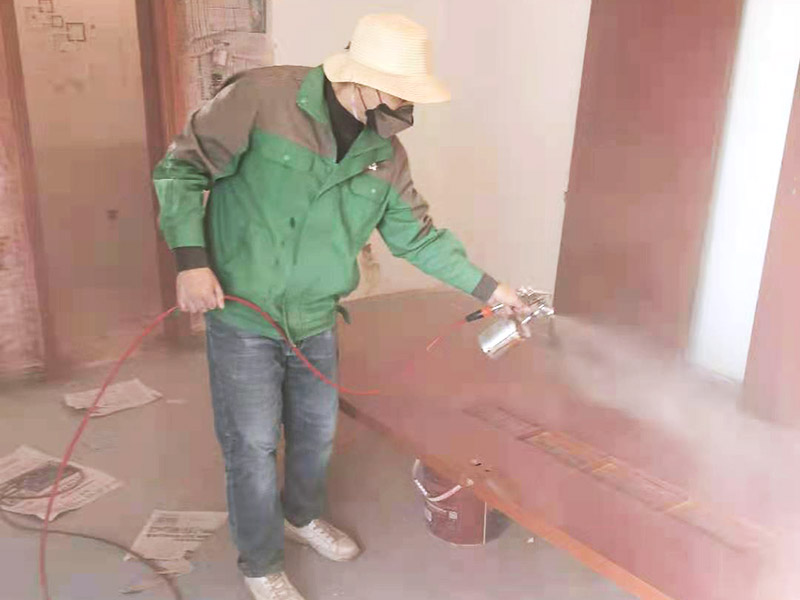 木門(mén)噴漆維修：白胚處理，先用水性膩?zhàn)佣箩斞?，裂縫，塌陷，暗坑等缺陷，一般采用木色水灰，也有自己調(diào)配使用的，原則是顏色必須跟木質(zhì)本色相同；用開(kāi)刀或刮板將油膩?zhàn)庸稳脶斂?、接縫等處，刮抹時(shí)要橫抹豎收，刮光、收凈，干透后用砂紙順著木紋輕輕磨光，用潮布或棉絲擦凈。180木砂紙將實(shí)木門(mén)板打磨光、平整。一般上清漆的時(shí)候要注意：刷兩道三遍，第一遍刷薄一點(diǎn)，油漆稍微稀一點(diǎn)，時(shí)間是12小時(shí)以上干透，用稍細(xì)一點(diǎn)的砂紙打磨光滑再刷第二遍，第三遍最后徹底干透后再用拋光砂紙打磨光滑