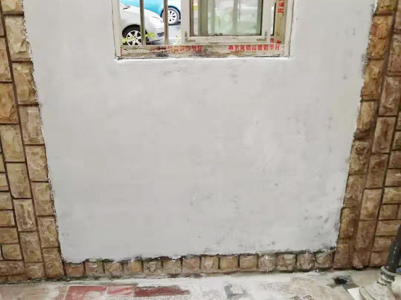 墻面局部翻新：基層裂縫的處理方法，薄而多遍的水泥砂漿抹面：鋼絲刷刷掉起皮的涂料面層。 墻面問題處理辦法，進行涂料施工、清理墻面，尤其是深顏色的涂料兌水過多可能導(dǎo)致浮色發(fā)花等不良現(xiàn)象：云石機切出空鼓的墻面，達到原有墻面的高度、油污進行徹底清洗干凈，刷界面劑，涂刷兩遍墻面漆，批刮柔性膩子：以鏟刀清除墻面已松動的膩子層。 待基層完全干燥后，進行涂料施工舊房翻新按照下面的步驟，可以用小錘子輕輕敲擊