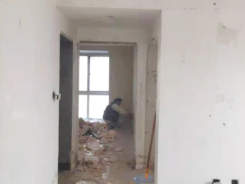 墻面撕舊墻紙：要粘貼新墻紙，最好就是將舊墻紙剝除，這樣可以使得新墻紙更加結(jié)實的粘在墻上。但也可以在舊墻紙上鋪新墻紙，但這種做法有時并不是個好主意，因為粘合劑受潮后，會導(dǎo)致新舊墻紙一起從墻面脫落。此外，若用新墻紙覆蓋接縫處的舊墻紙，重疊的印記將顯露在新墻紙上。如果由于情況需要，您仍然希望在舊墻紙上貼新墻紙，那么您應(yīng)該先把接縫打磨平整，將松散的墻紙條撕掉，并將舊墻紙銜接處的松散邊緣重新粘貼在墻壁上，然后再開始貼新的墻紙。