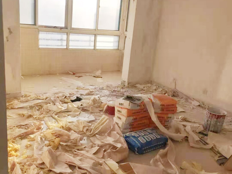 墻面撕舊墻紙：要粘貼新墻紙，最好就是將舊墻紙剝除，這樣可以使得新墻紙更加結(jié)實的粘在墻上。但也可以在舊墻紙上鋪新墻紙，但這種做法有時并不是個好主意，因為粘合劑受潮后，會導(dǎo)致新舊墻紙一起從墻面脫落。此外，若用新墻紙覆蓋接縫處的舊墻紙，重疊的印記將顯露在新墻紙上。如果由于情況需要，您仍然希望在舊墻紙上貼新墻紙，那么您應(yīng)該先把接縫打磨平整，將松散的墻紙條撕掉，并將舊墻紙銜接處的松散邊緣重新粘貼在墻壁上，然后再開始貼新的墻紙。