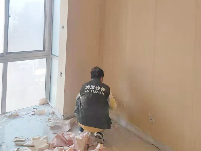 墻面撕舊墻紙：要粘貼新墻紙，最好就是將舊墻紙剝除，這樣可以使得新墻紙更加結(jié)實的粘在墻上。但也可以在舊墻紙上鋪新墻紙，但這種做法有時并不是個好主意，因為粘合劑受潮后，會導(dǎo)致新舊墻紙一起從墻面脫落。此外，若用新墻紙覆蓋接縫處的舊墻紙，重疊的印記將顯露在新墻紙上。如果由于情況需要，您仍然希望在舊墻紙上貼新墻紙，那么您應(yīng)該先把接縫打磨平整，將松散的墻紙條撕掉，并將舊墻紙銜接處的松散邊緣重新粘貼在墻壁上，然后再開始貼新的墻紙。